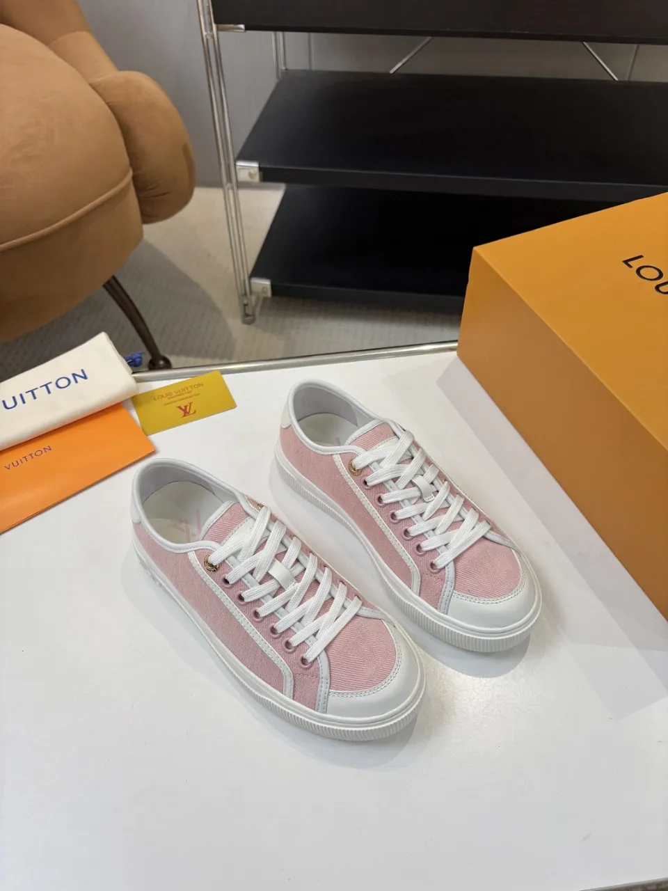 p580🐮🐮 LV couple skate shoes｜Classic jacquard, the ultimate code for a sweet outing! 👫** This pair of shoes is Louis Vuitton's love letter to fashionistas💌 - **classic presbyopic skate shoes**, the perfect choice for couples to go out on the street!  🔸 **Luxury details are a must-have**: Jacquard fabric  🔸 **So comfortable that you don’t want to take it off**: The sheepskin lining is skin-friendly and breathable, warm in autumn and winter without stuffing your feet, refreshing in spring and summer without being sticky, and you can wear it with a high-end feel in all seasons!  🔸 **Steady sense of security**: Non-slip rubber outsole, perfect grip, accompanying you through romantic streets.  **💑 Couple outfit inspiration**: ▪️ For boys, pair with leggings + baseball cap for a trendy street look!  ▪️ Girls can wear short skirts or shark pants, and the sweet and cool style is easy to choose~ **#Louis Vuitton #couple shoes #presbyopia classic** **👉 Click to collect and become the most fashionable CP in the circle of friends with him! ** Fabric: Imported cowhide/classic jacquard fabric Lining: Sheepskin lining Sole: Original rubber sole Size: Women’s size 35-42 (40/41/42 customized) Men’s size 39-45 (39.45 customized)
